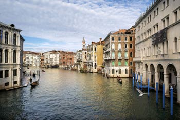 Le Grand Canal de Venise et le Fondado dei Tedeschi à droite.