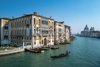 Gondole sur le Grand Canal de Venise devant le palais Cavalli Franchetti, au fond l'église de la Salute.