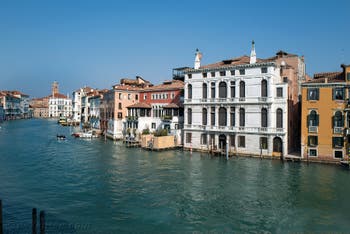 Le palais Giustinian Lolin (en blanc) et le Grand Canal de Venise au niveau de l'Accademia.