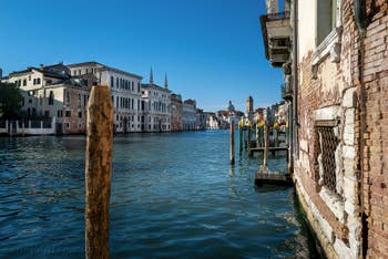 Le Grand Canal de Venise, au fond l'église de San Geremia