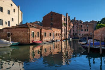 Lumière du soir et reflets sur le Rio del Batello dans le Cannaregio à Venise.