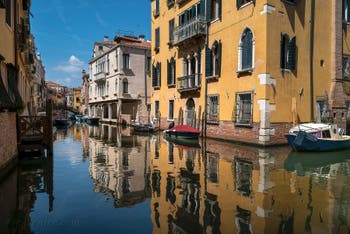 Le miroir des Rii Priuli et Acquadolce dans le Cannaregio à Venise. 