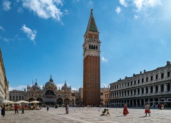 Piazza San Marco, Basilica e Campanile a Venezia.