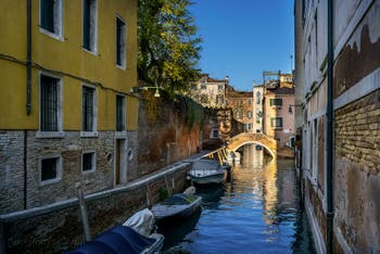 Le Rio Grimani Servi et le pont Moro dans le Cannaregio à Venise.