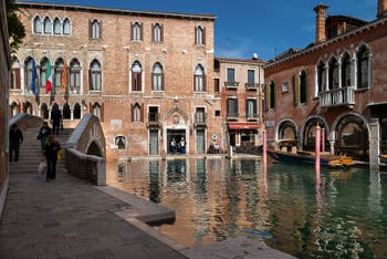 Le Palais et le pont Ca' Marcello et le Rio del Malcanton dans le Sestier de Santa Croce à Venise.