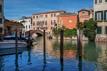 Le Rio del Malcanton avec au fond le Palais et le pont Ca' Marcello à Santa Croce à Venise. 