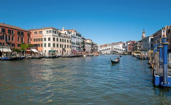 Le pont du Rialto, le grand canal de Venise et ses gondoles.