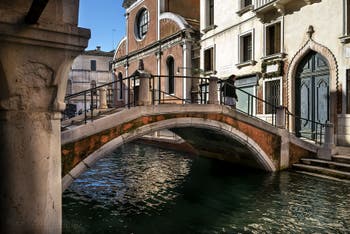Le pont Ubaldo Belli, l'église et le  Rio de San Felice dans le Cannaregio à Venise.