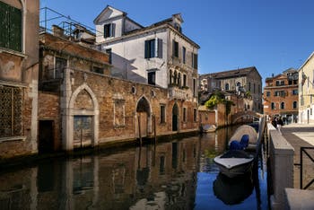 Le Rio et la Fondamenta Santa Caterina, au fond la Scuola Nuova de la Misericordia, dans le Cannaregio à Venise.