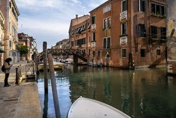 La Fondamenta et le Rio de la Sensa ainsi que le pont Turlona, dans le Cannaregio à Venise.
