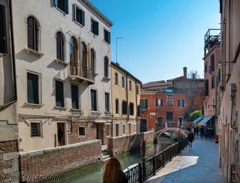Le Rio et la Fondamenta de la Toletta et le pont del Squero dans le Dorsoduro à Venise