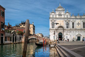 Le Rio dei Mendicanti et la Scuola Grande San Marco sur le Campo San Giovanni Paolo dans le Castello à Venise.