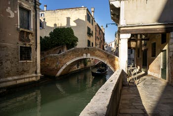 Le Rio et le pont Widmann dans le Cannaregio à Venise.