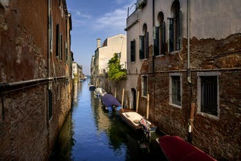Les Rii dei Trasti et Zecchini vus depuis le Ponte Rosso, dans le Cannaregio à Venise.