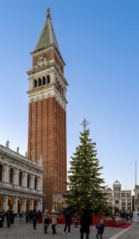 La place Saint-Marc et son sapin de Noël à Venise.