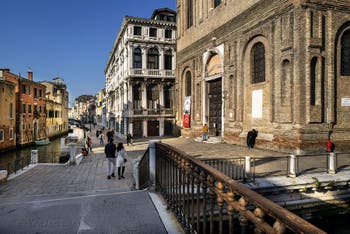 La Scuola Nova, le Rio et la Fondamenta de la Misericordia dans le Cannaregio à Venise.