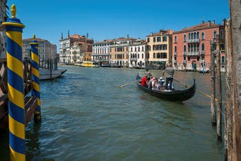 Le Traghetto de San Tomà sur le Grand Canal de Venise. 