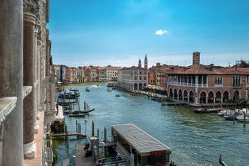 Vue sur le Grand Canal de Venise et le marché du Rialto depuis le Palais de la Ca' d'Oro.