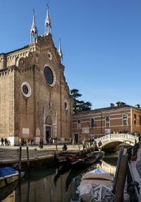 La Basilique, le pont et le Rio dei Frari dans le Sestier de San Polo à Venise. 