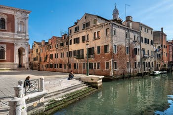 Le rio de San Pantalon et le Campo de Castelforte derrière la Scuola San Rocco, dans le Sestier de San Polo à Venise.