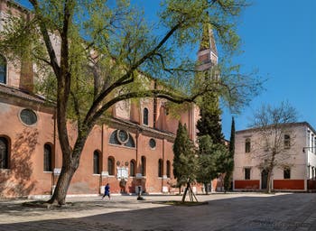 Le Campo de la Confraternita et l'église San Franceso della Vigna dans le Sestier du Castello à Venise.