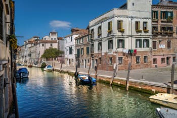 Le calme de la Fondamenta et du Campo dei Mori, le long du Rio de la Sensa, dans le Sestier du Cannaregio à Venise. 
