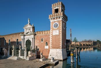 L'entrée de l'Arsenal de Venise et ses lions dans le sestier du Castello.