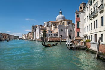 Gondole sur le Grand Canal de Venise devant l'église de San Geremia dans Cannaregio à Venise.