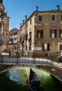 Gondole sur le Rio de Santa Maria Formosa, sous le pont Querini, dans le Sestier du Castello à Venise.