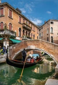 Gondole sur le Rio dei Miracoli devant le pont Santa Maria Nova, dans le Sestier du Cannaregio à Venise.