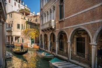 Gondole sur le Rio de Ca' Widmann et le Sotoportego (passage couvert) del Magazen, dans le Sestier du Cannaregio à Venise.