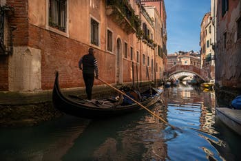 Gondole sur le Rio dei Frari dans le Sestier de San Polo à Venise.
