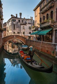 Gondole sur le Rio dei Miracoli, dans le Sestier du Cannaregio à Venise.