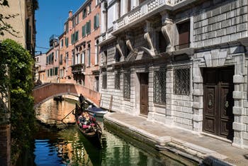 Gondole sur le Rio et devant le palais de Ca' Widmann, dans le Sestier du Cannaregio à Venise.