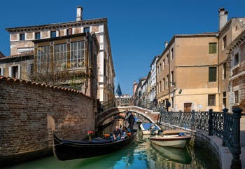 Gondole sur le Rio de San Severo dans le Sestier  du Castello à Venise.