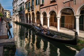 Gondole sur le Rio de San Felice, dans le Sestier du Cannaregio à Venise.