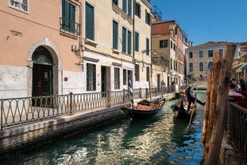 Gondole sur le Rio de San Provolo le long de la Fondamentina de l'Osmarin, dans le Sestier du Castello à Venise.