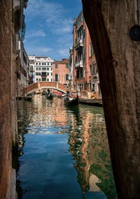 Gondoles et reflets sur le Rio de San Severo, dans le Sestier du Castello à Venise.