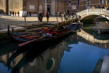 Gondoles devant le pont dei Frari dans le Sestier de San Polo à Venise.