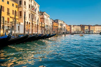 Les Gondoles de Santa Sofia sur le Grand Canal de Venise.