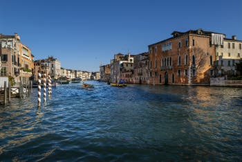 Le Palais Giovanelli (à droite) sur le Grand Canal de Venise.