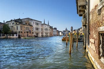 Le Grand Canal de Venise et les Palais Tron, Belloni et Fontego dei Turchi.
