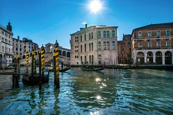 Le pont du Rialto et le Palazzo dei Camerlenghi sur le Grand Canal de Venise.