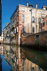 Miroir sur le Rio dei Santi Apostoli dans le Cannaregio à Venise.