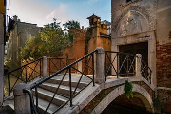 Le palais Agnusdio de la fin du XIVe siècle et le pont del Forno dans le Sestier de Santa Croce à Venise.
