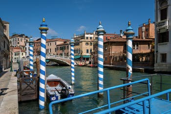 Pali (pieux d'amarrage) sur le Canal de Cannaregio devant le pont dei Guglie à Venise.
