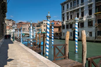 Les Pali (pieux d'amarrage) du Canal de Cannaregio devant le pont dei Guglie à Venise.
