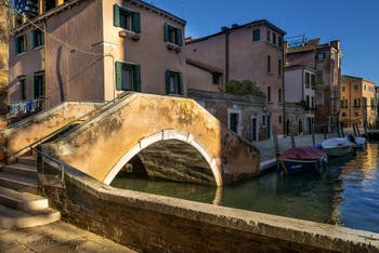 Le pont Moro et le Rio Grimani Servi dans le Sestier du Cannaregio à Venise.