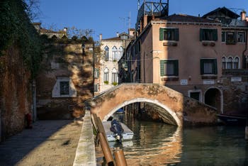 La Fondamenta et le Rio Grimani et le pont Moro dans le Cannaregio à Venise.