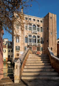 Le palais Grimani et le pont San Boldo dans le Sestier de San Polo à Venise.